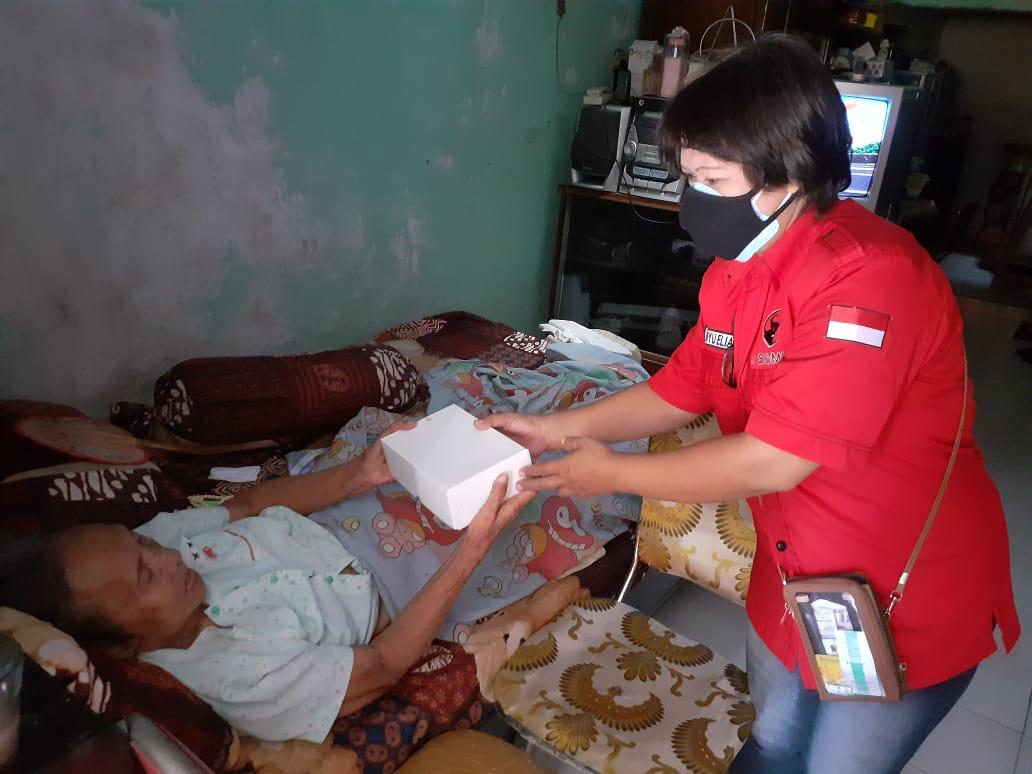Posko Gotong Royong PDIP Surabaya Bantu Permakanan Warga Sakit dan Lansia