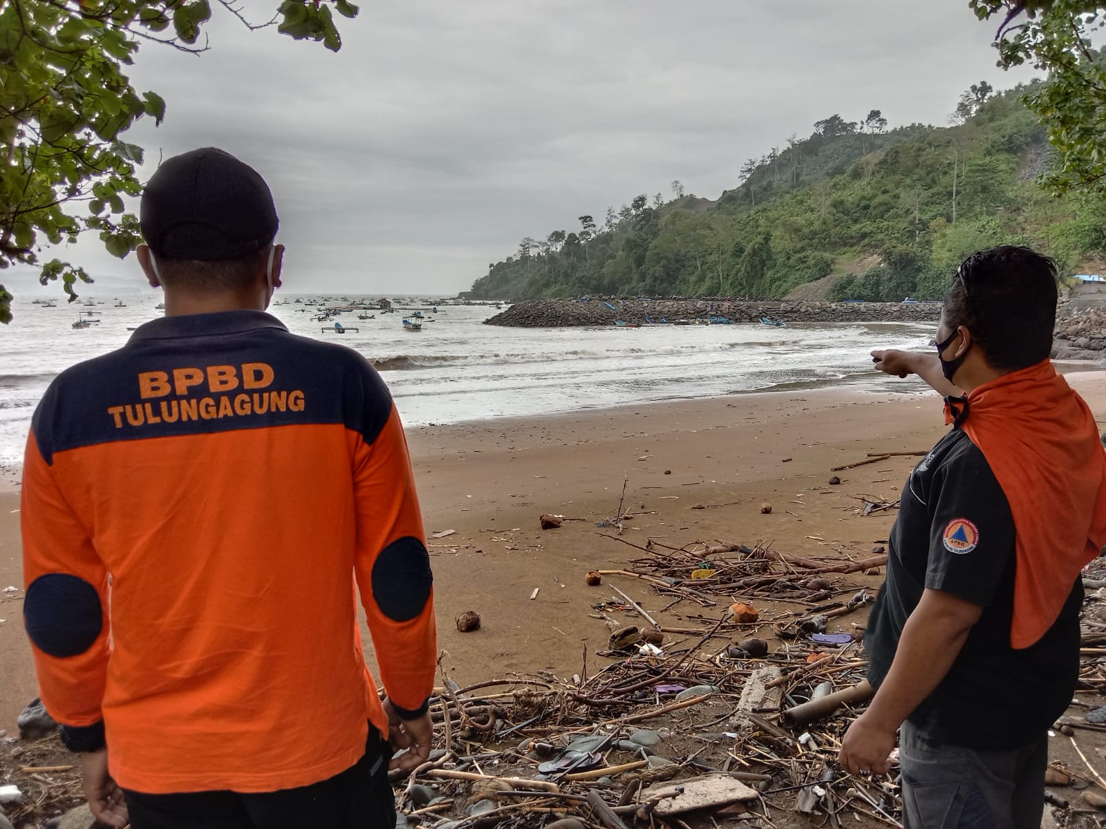 Asyik Memancing, Warga Sambitan mendadak Terseret Ombak Pantai Klathak Tulungagung