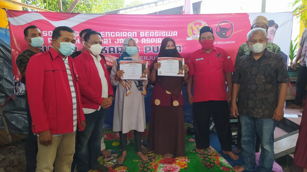 Politisi PDI-P Serahkan Program Beasiswa, Jalur Aspirasi DPR RI di Kampung Nelayan