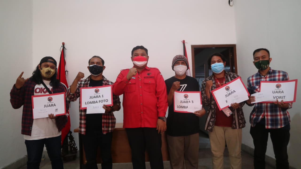 Serahkan Hadiah untuk Juara Lomba Foto Bulan Bung Karno, Wasek DPC PDIP Surabaya: Potretlah Optimisme!