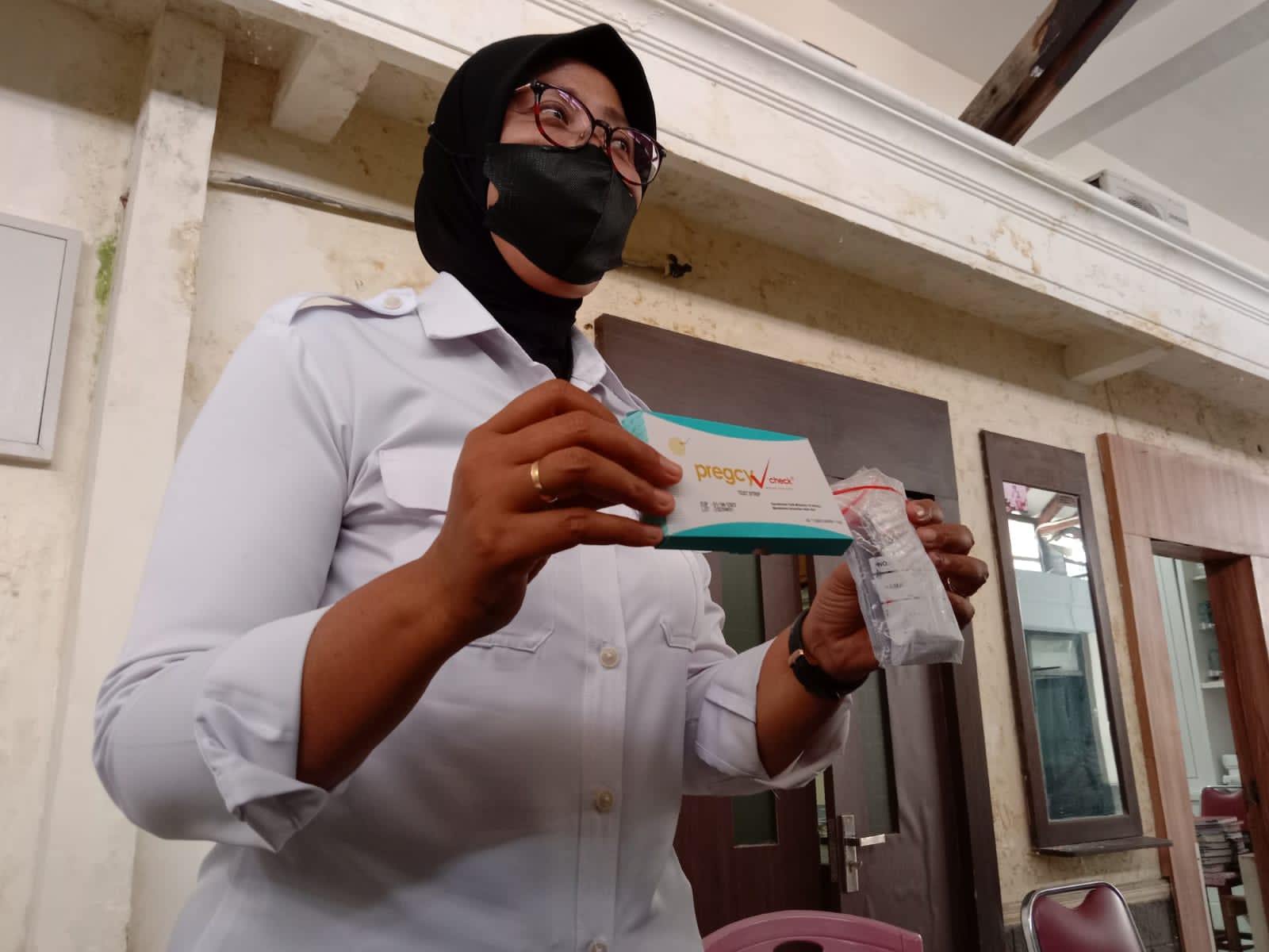 Pakdhe Bejat Ini Ketagihan Setubuhi Keponakan saat sang Istri Isoman