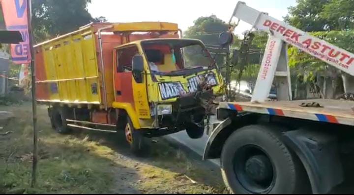 Diduga tak Berhati-hati, Dua Pelajar Tewas usai Tabrak Truk dari Arah Berlawanan