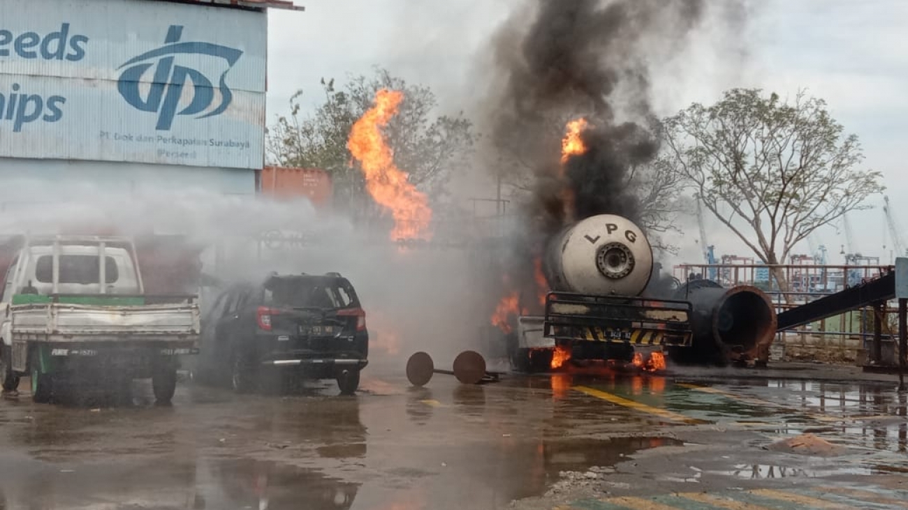 Truk dan Mobil Terbakar saat Mengisi Tabung LPG di Perak Surabaya