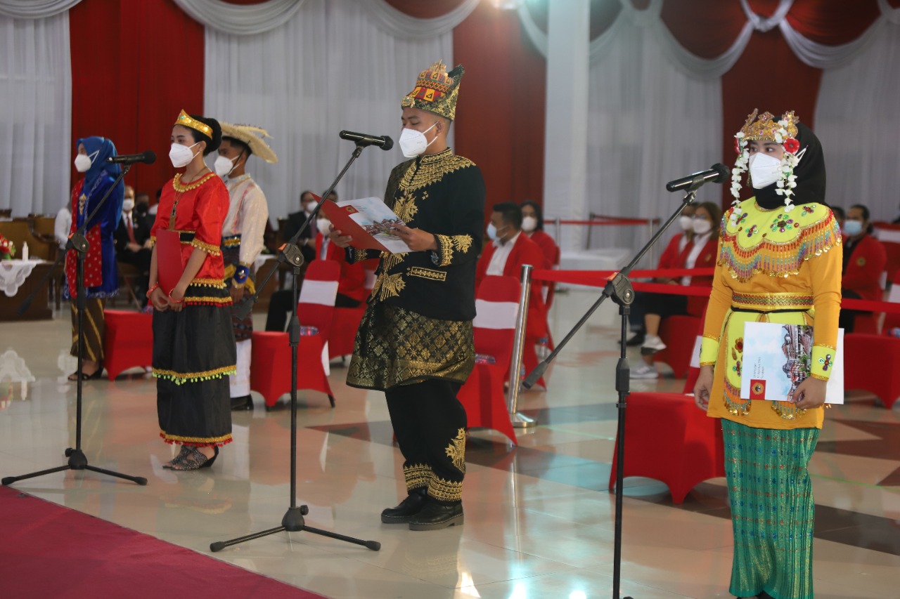 Sambut Ribuan Mahasiswa Baru, 7 Perwakilan Untag Surabaya Pakai Busana Tradisional
