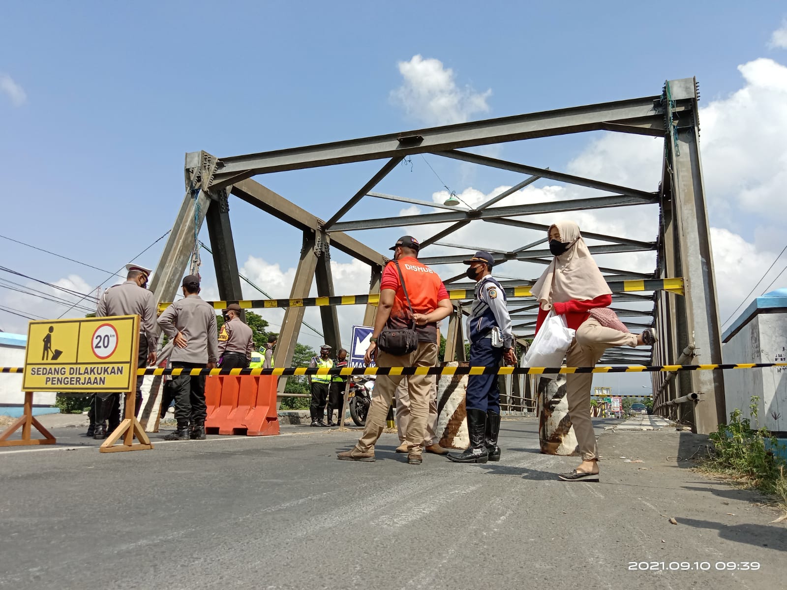 Jembatan Karangrejo Tulungagung Diperbaiki, Warga dan Pedagang harus Memutar 5 Kilometer