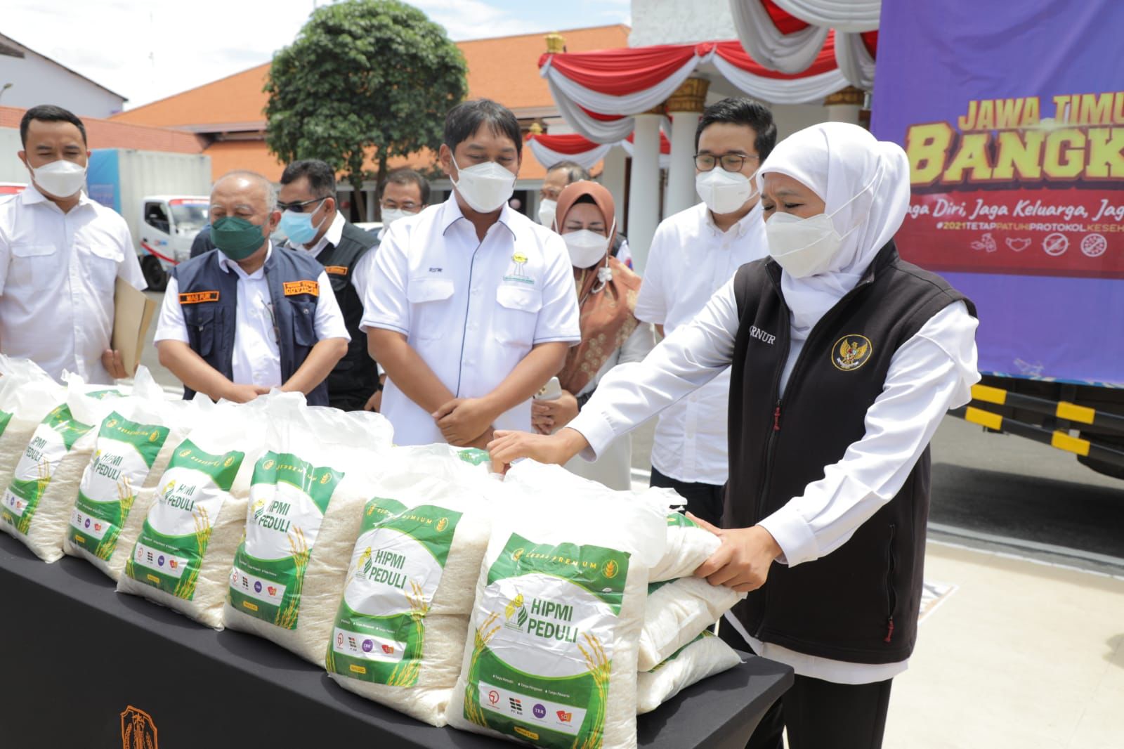 BPD HIPMI Jatim Beri Bantuan 25 Ton Beras untuk Masyarakat melalui Pemprov Jatim
