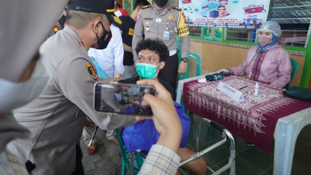 Polrestabes Surabaya Beri 700 Dosis Vaksin Covid-19 kepada Komunitas Jogo Boyo untuk Vaksinasi