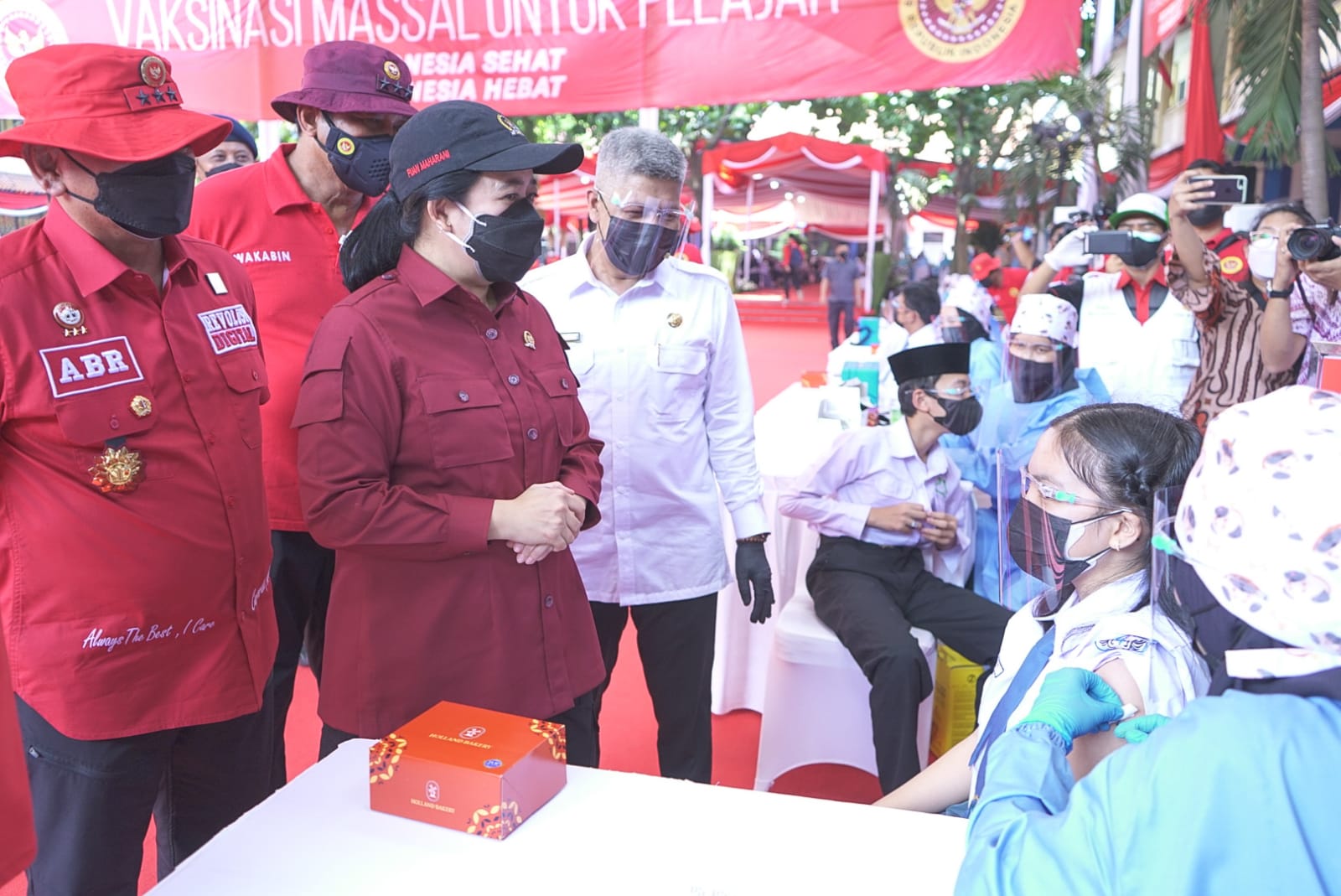 Puan Maharani Tinjau Vaksinasi di Sekolah, Siswa Senang Bisa kembali PTM