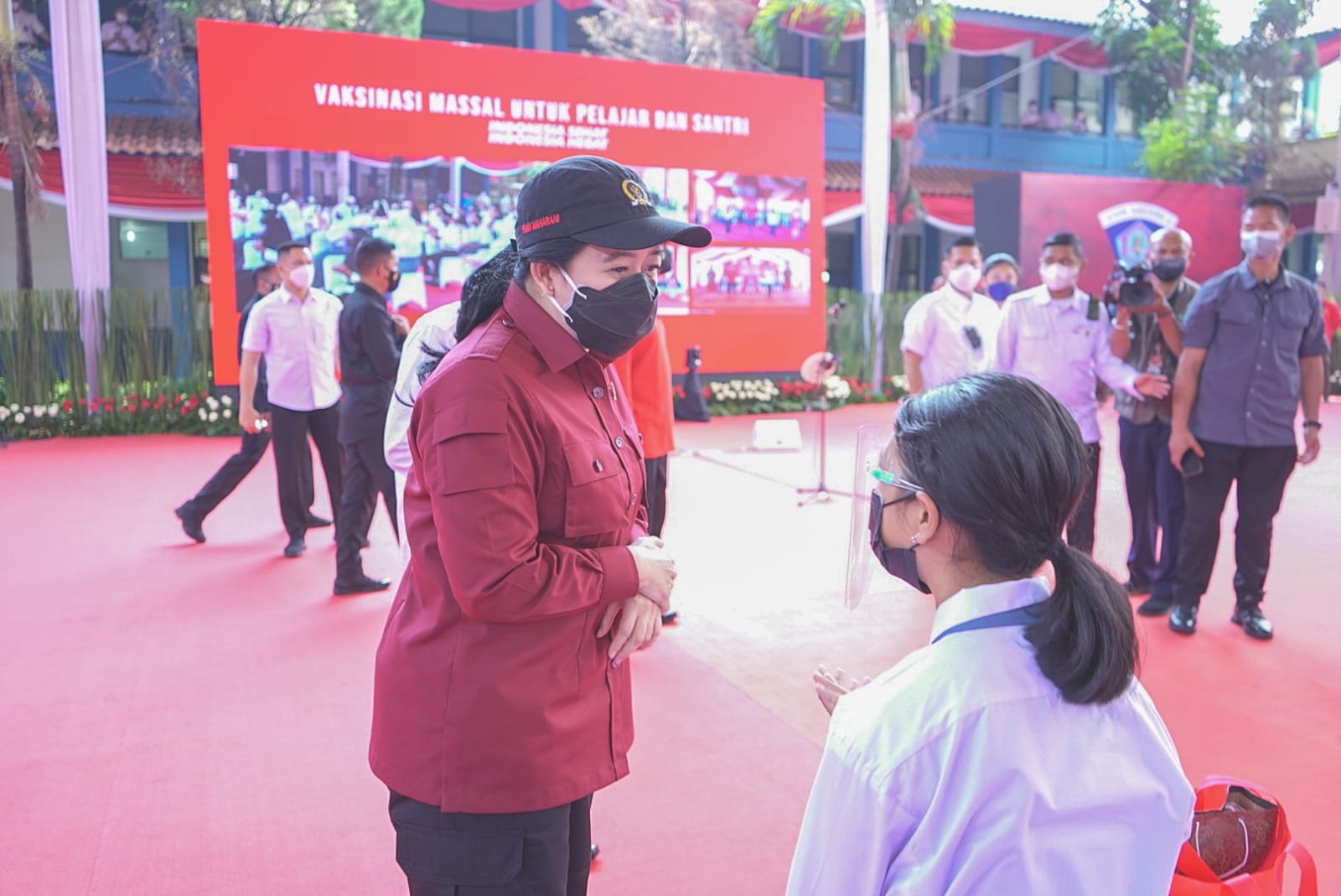Tinjau Vaksinasi, Puan Dicurhati Pelajar Soal Koneksi Internet Sampai Masalah Gebetan