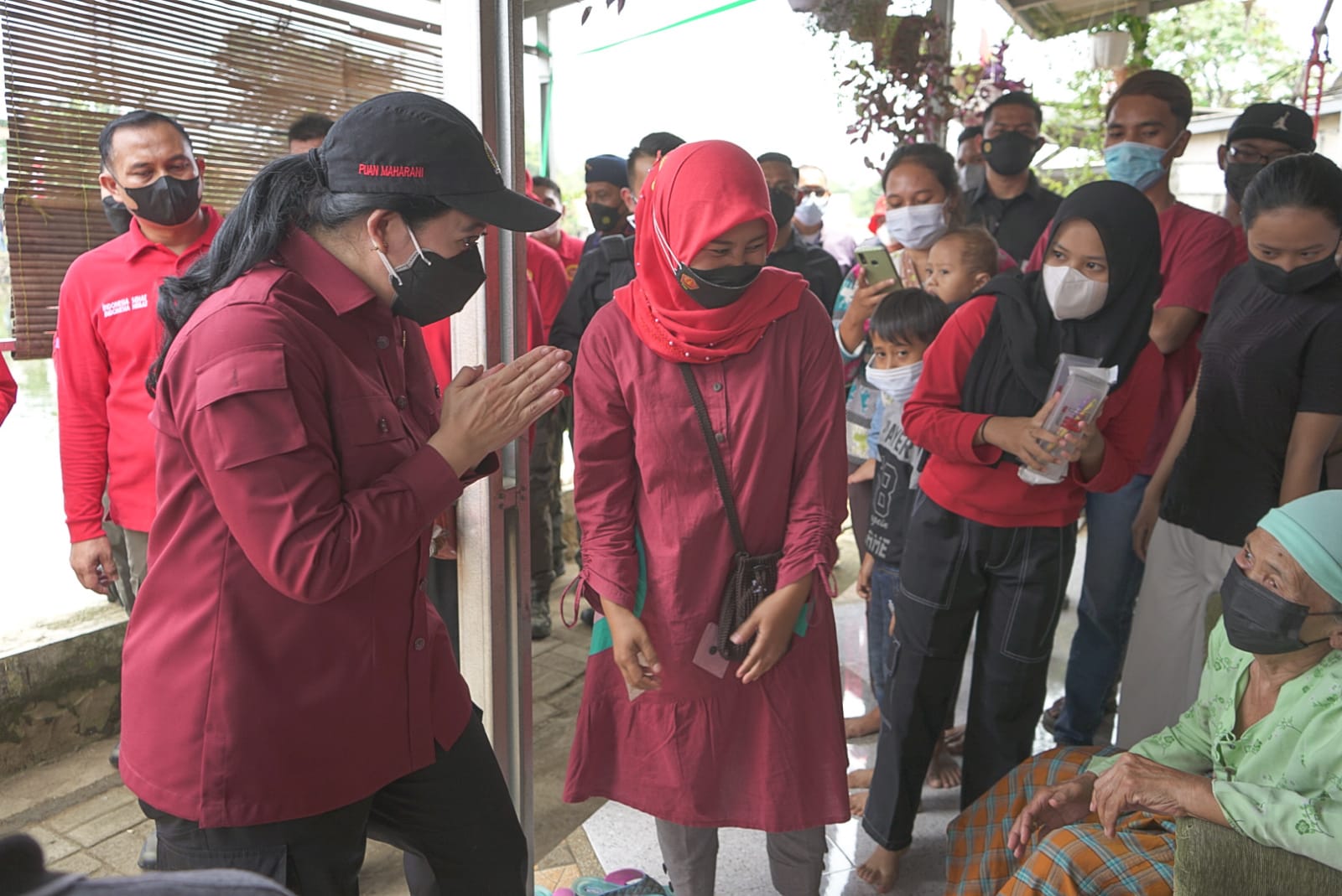Tinjau Vaksinasi Door to Door, Puan Disambut Warga sampai Dibekali Oleh-oleh Kerupuk dan Asinan