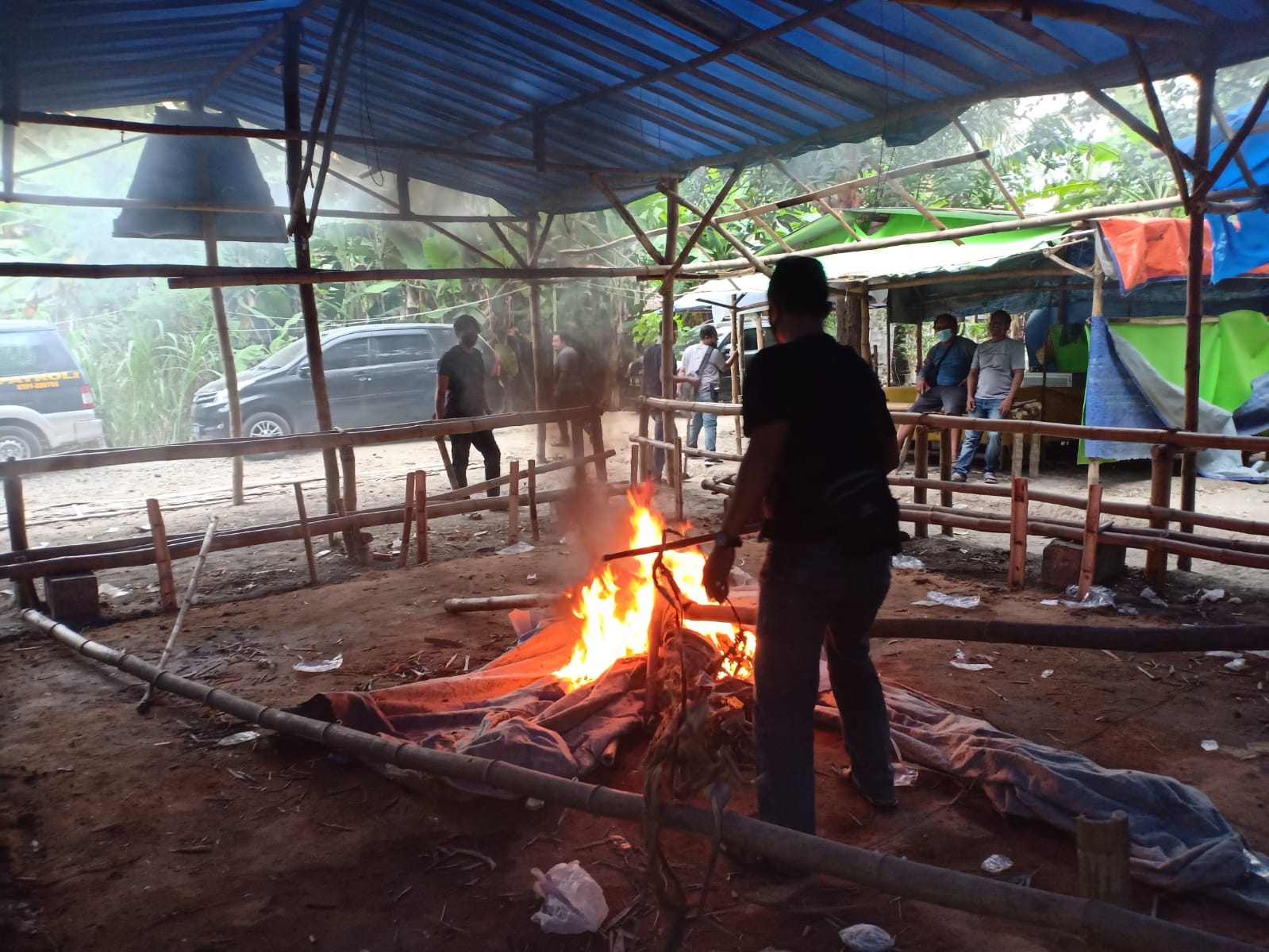 Polisi Bakar Tempat Arena Perjudian Sabung Ayam di Jombang