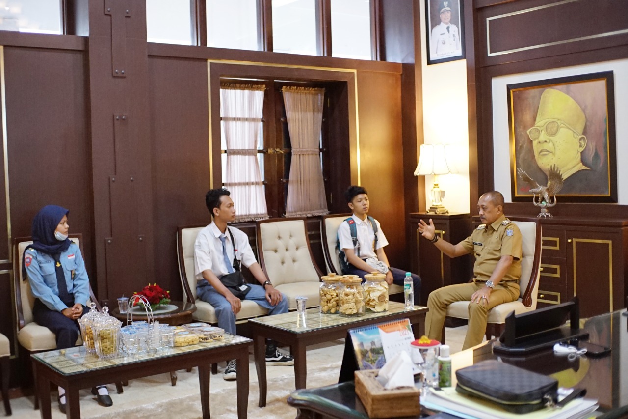 Tagih Janji Kampanye, Empat Siswa MBR SMA/SMK Datangi Wakil Wali Kota Surabaya Armuji