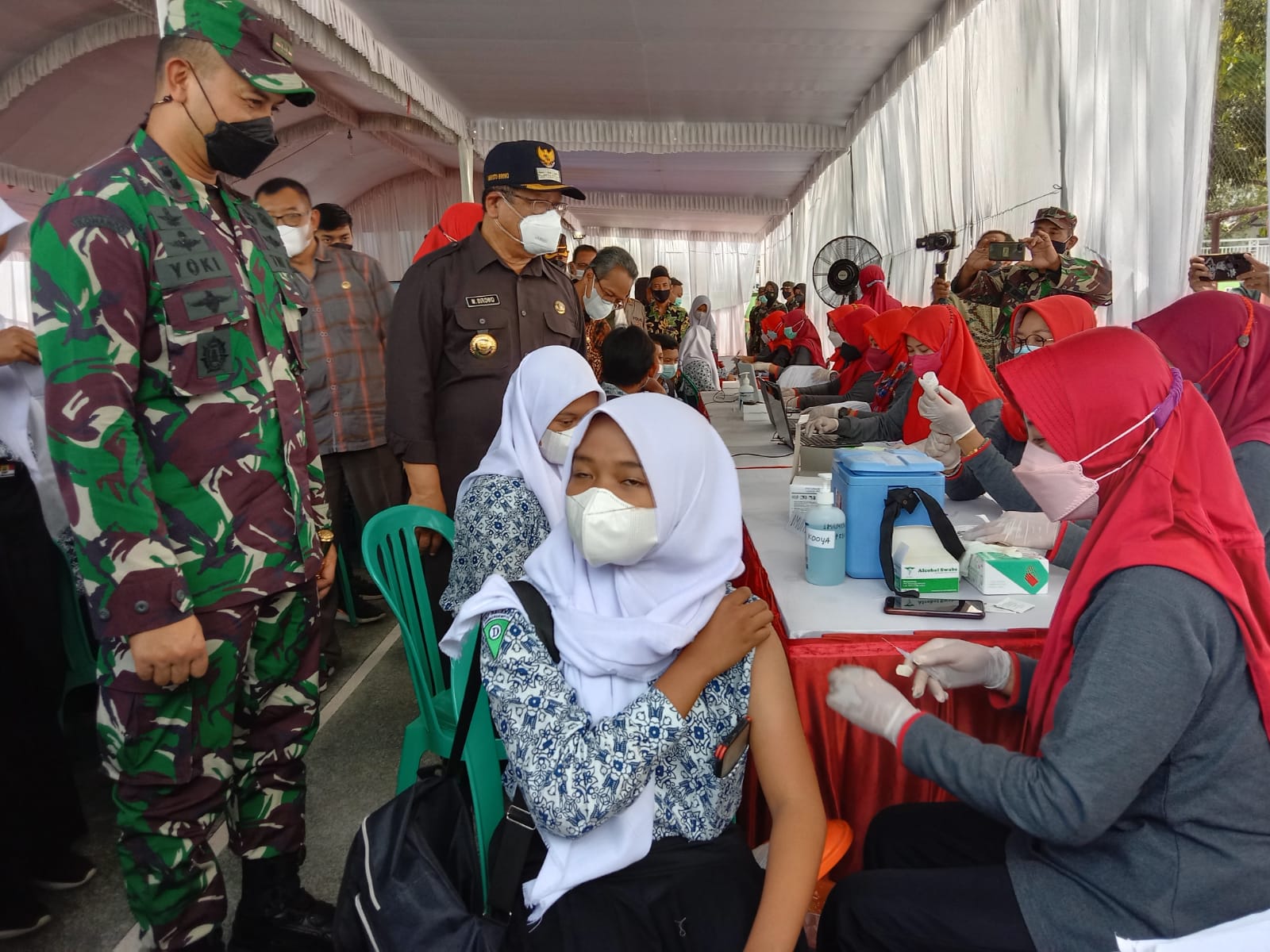 Bupati Tulungagung, Maryoto Birowo dan Komandan Kodim 0807/Tulungagung, Yoki Malinton Kurniafari melihat vaksinasi bagi siswa.