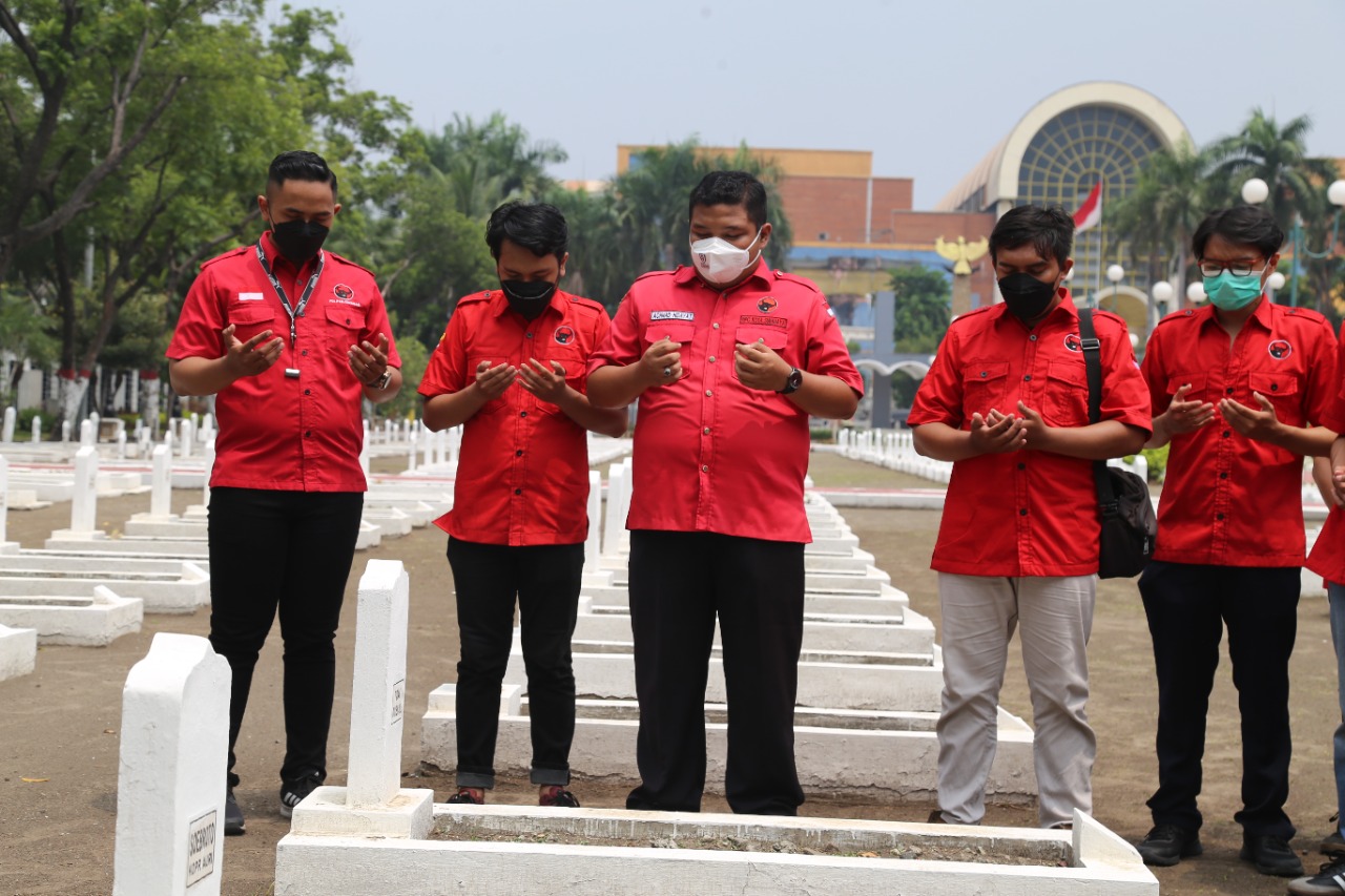 PDI Perjuangan Kota Surabaya Ziarah Makam Bung Tomo dan Taman Makam Pahlawan Kusuma Bangsa