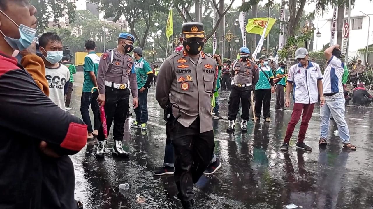 Kapolrestabes Surabaya Dampingi Buruh Menyampaikan Aspirasi di tengah Derasnya Hujan