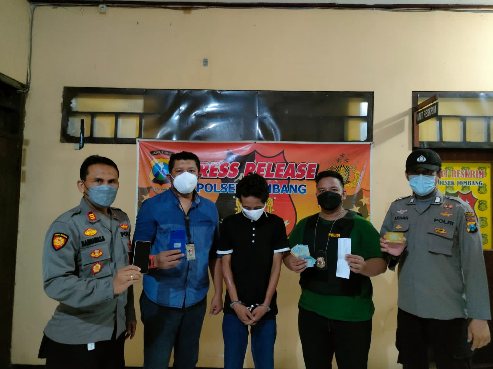 Handphone Berisi Chat Titipan Togel Seorang Warga di Jombang Ditangkap Polisi