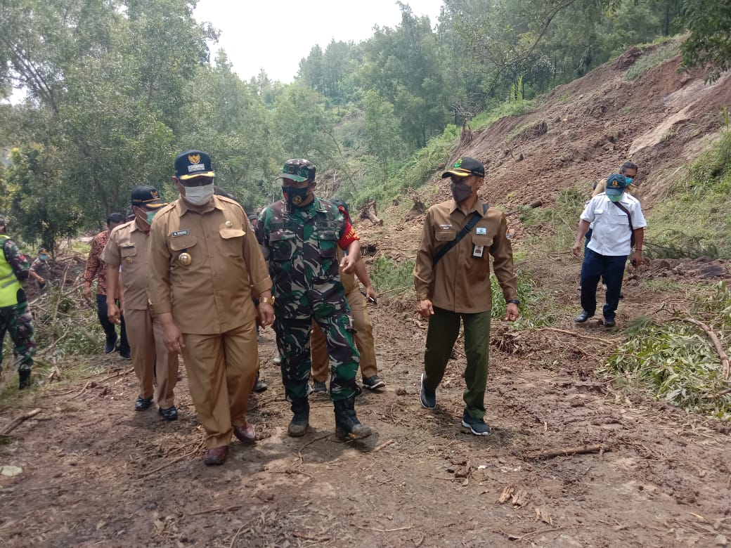 Bupati Tulungagung Tinjau Pembersihan Jalur Menuju Ranu Gumbolo yang Tertutup Longsor