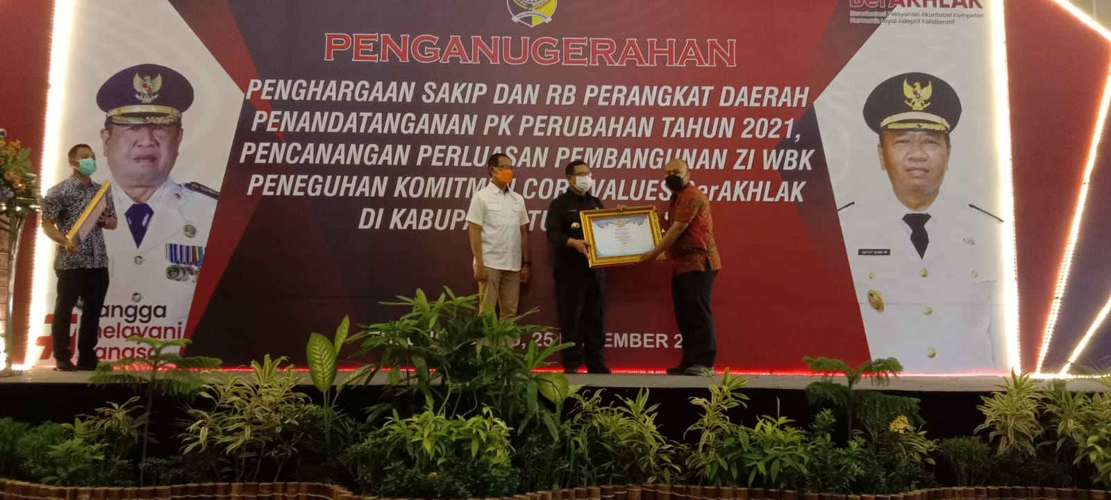 Bupati Tulungagung Serahkan Hasil Penilaian SAKIP Kabupaten