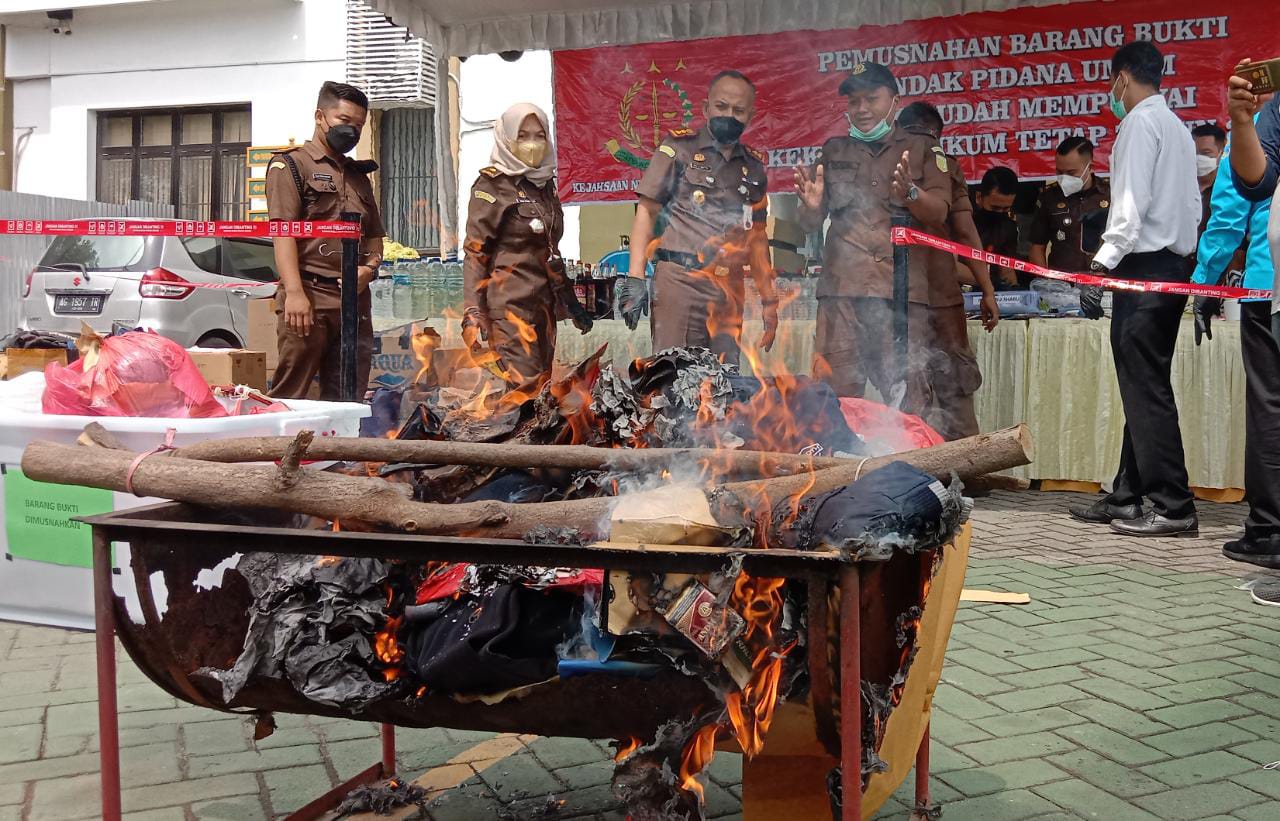 Kejaksaan Negeri Tulungagung Musnahkan Barang Bukti Kejahatan Tahun 2021