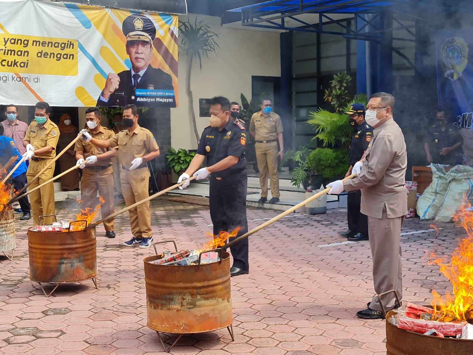 Pemkab Tulungagung Dan Bea Cukai Musnahkan 99.056 Batang Rokok Ilegal