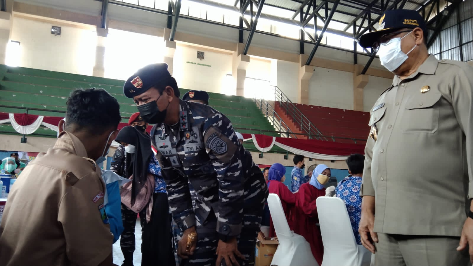 Pangkoarmada II Tinjau Vaksinasi Masal di Tulungagung