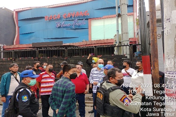 Cafe Rasa Sayang Blue Fish Surabaya Ditutup Paksa oleh Petugas Gabungan