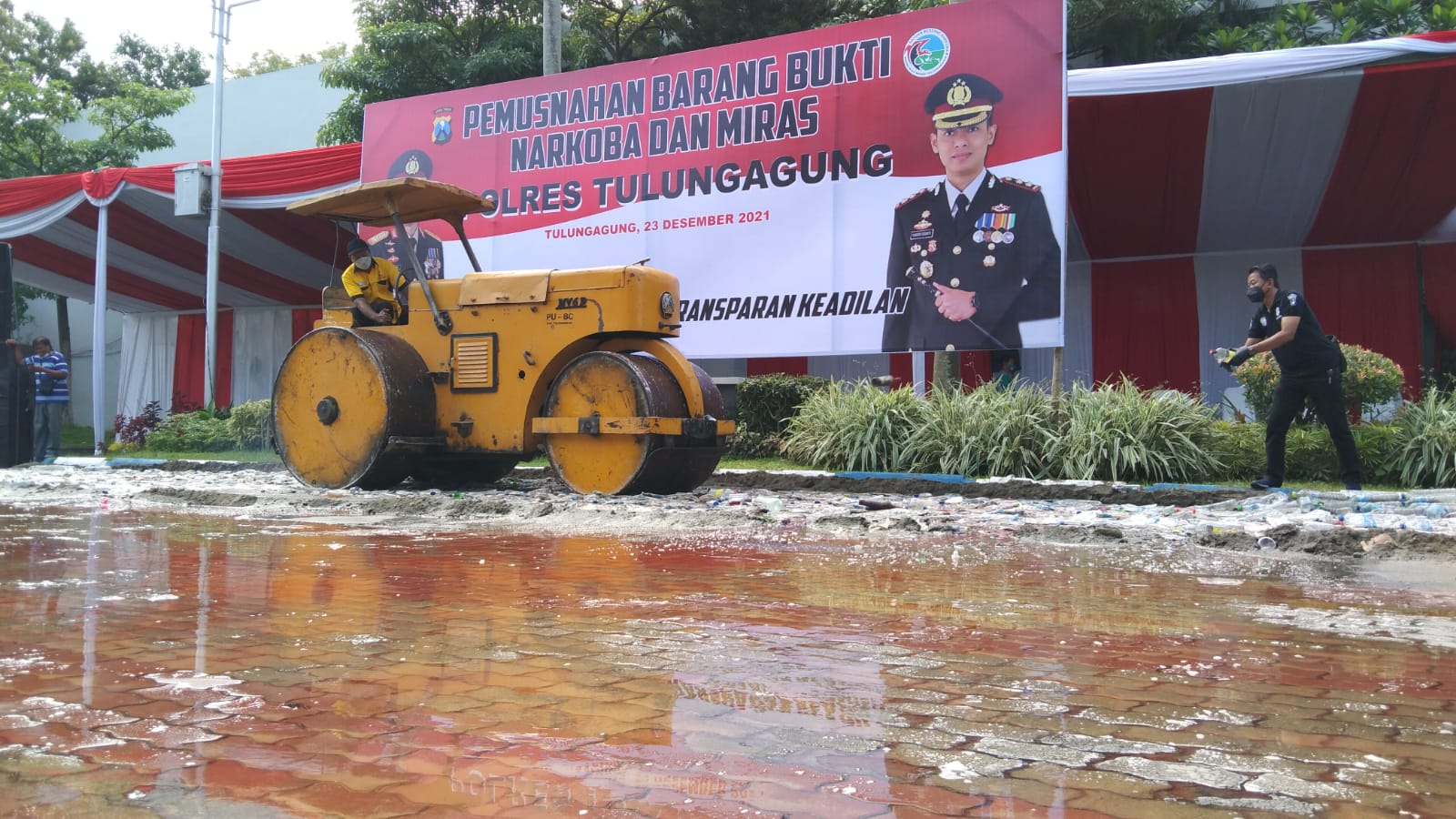 Jadi Sumber Masalah, Polres Tulungagung Musnahkan Ribuan Botol Miras dan Ratusan Knalpot Brong