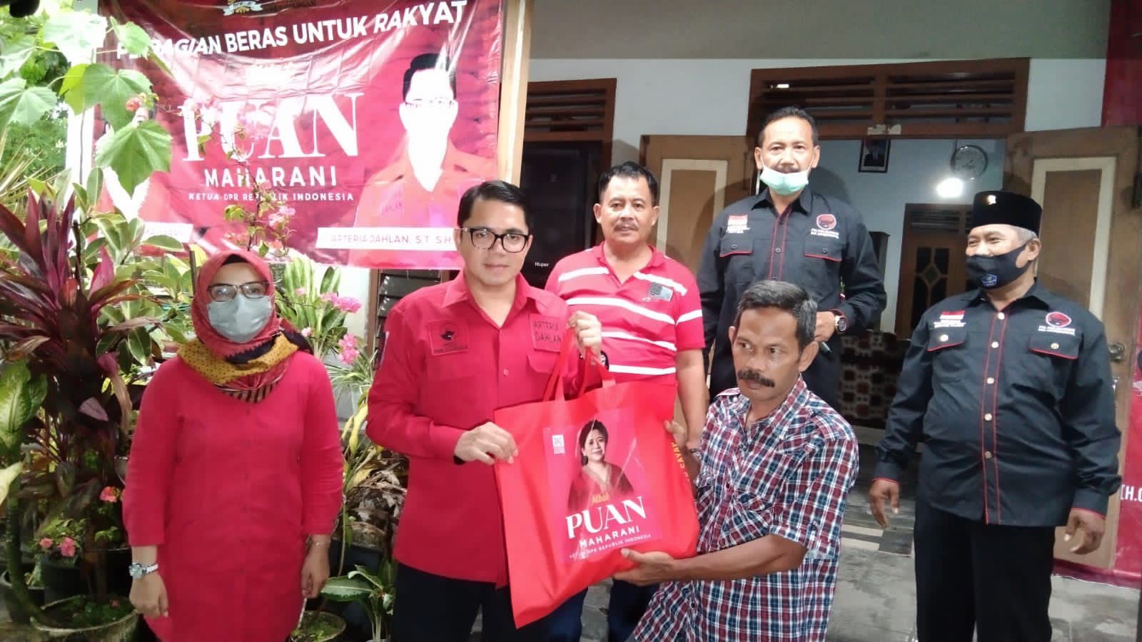 Bagikan Beras Bergambar Puan Maharani, Arteria Dahlan Sebut PDIP Belum Tentukan Pengganti Jokowi