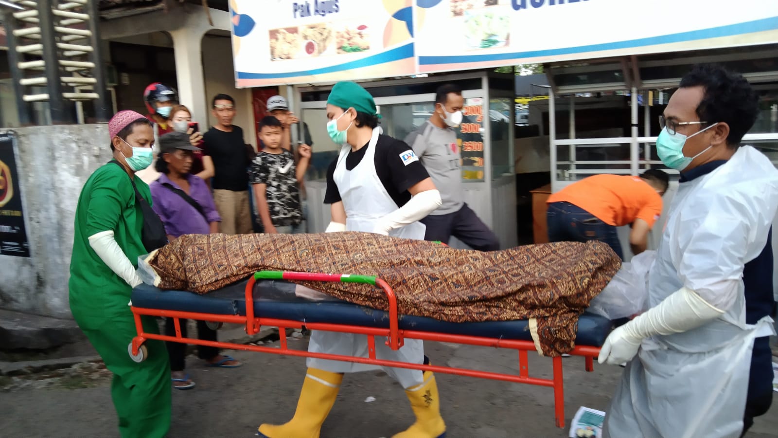Mayat Lansia Ditemukan Di Depan Warung Gorengan, Isi Tasnya Bikin Melongo