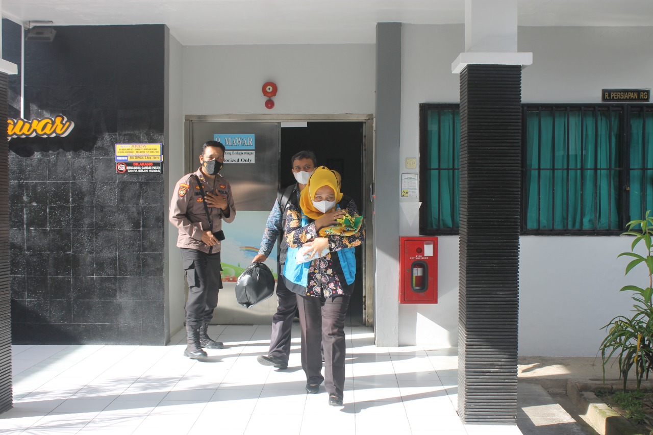 Bayi yang Ditemukan di Warung Bakso Diserahkan ke Dinsos Provinsi Jatim