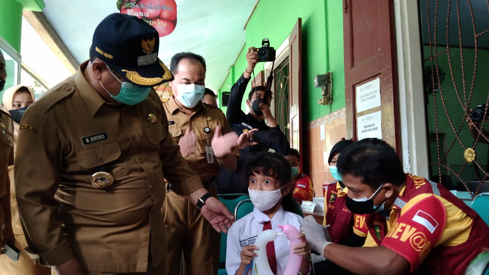 Vaksinasi Covid-19 Untuk Anak 6-11 Tahun Di Tulungagung, Siswa Menangis Hingga Harus Dibujuk