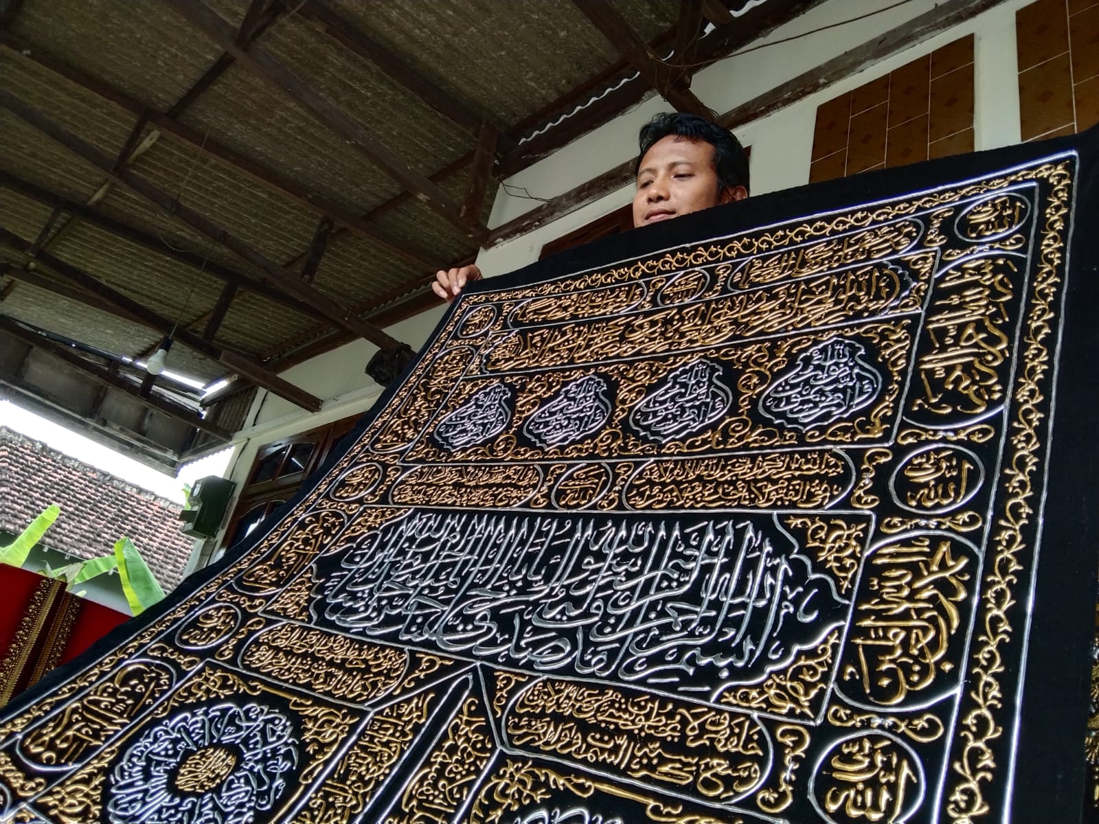 Berbekal Lem Dan Kertas, Pria Tulungagung Ciptakan Kaligrafi Indah