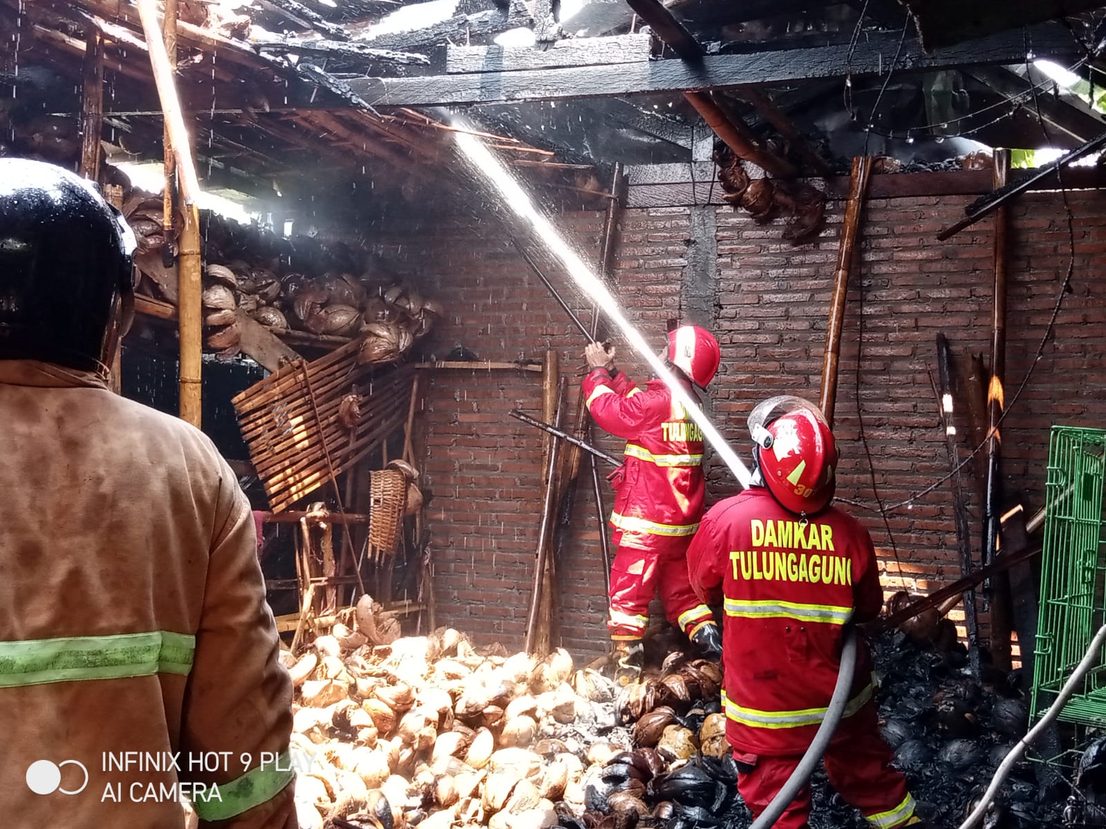 Gara-gara Usir Nyamuk, Gudang Kelapa di Tulungagung Hangus