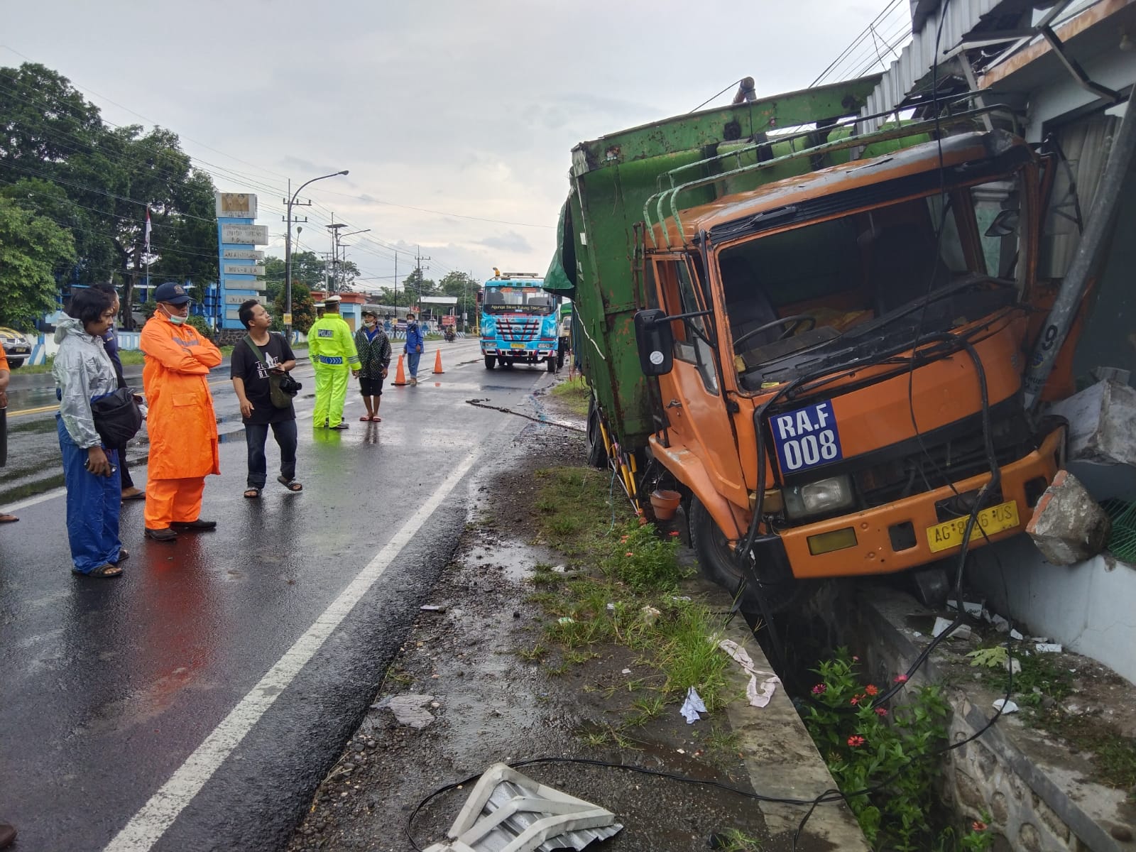 Truk Fuso Seruduk 2 Rumah Di Tulungagung