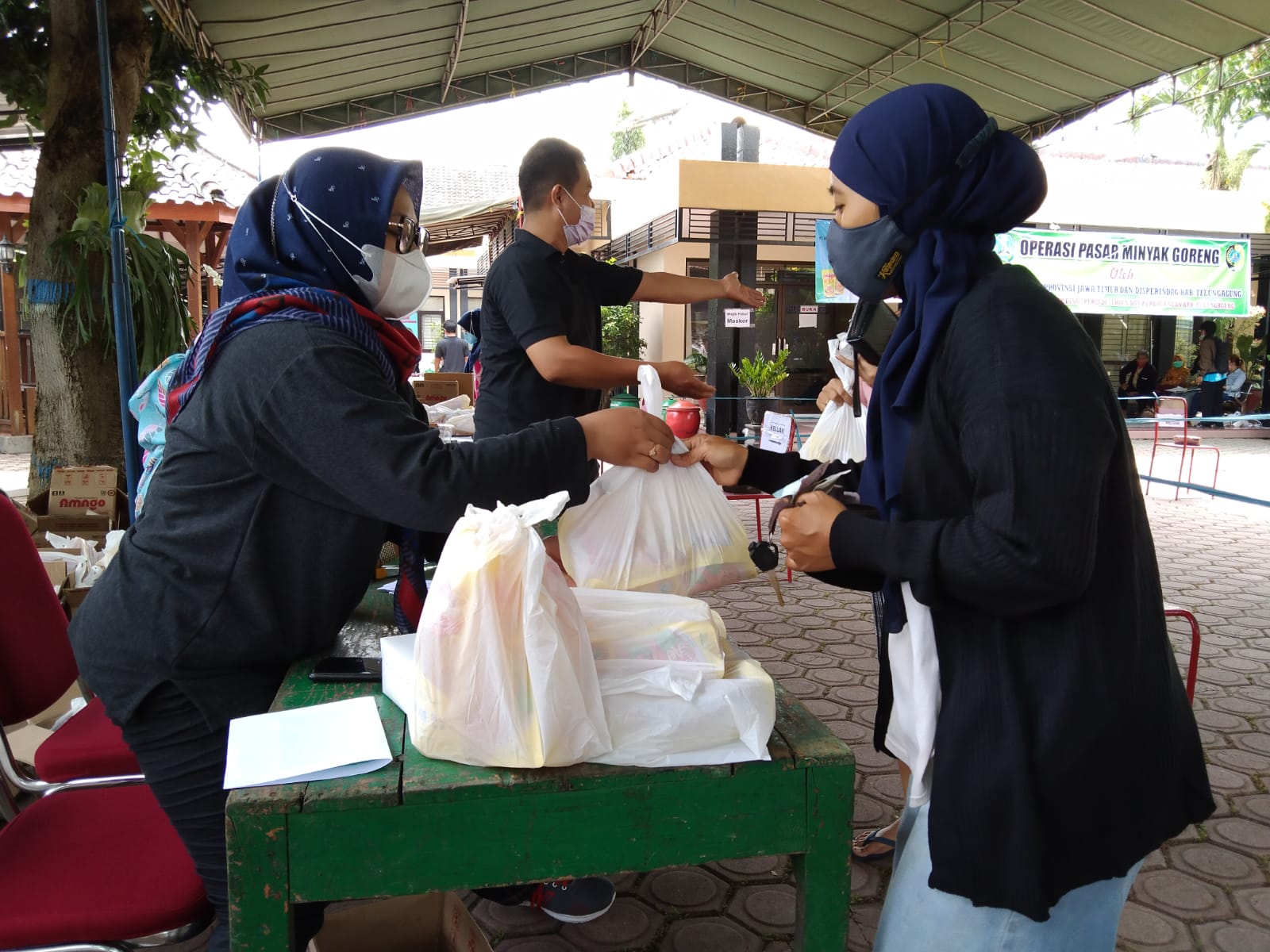 Warga Tulungagung Serbu Operasi Minyak Goreng Satu Harga