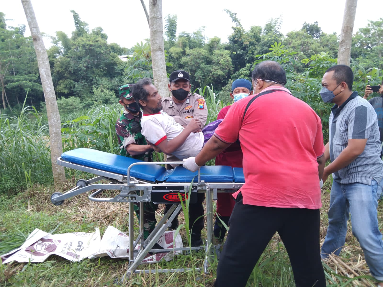 Tergeletak Di Tengah Jalan, Pria Mirigambar Ditemukan Lemas