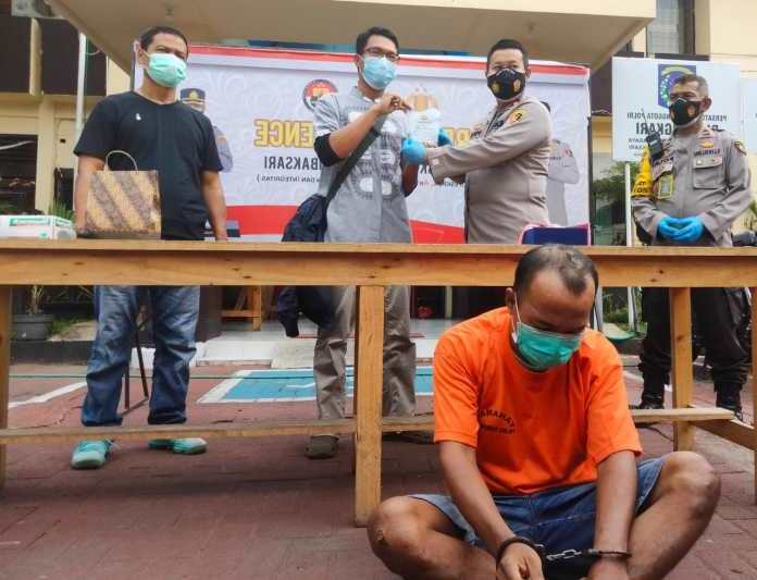 Gagalkan Tindak Kejahatan, Sopir Ojol Diganjar Penghargaan oleh Kapolsek Tambaksari Surabaya