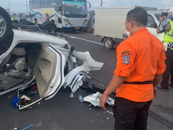 Avanza Tiga Penumpang Alami Kecelakaan di Jembatan Suramadu hingga Mobil Terbalik