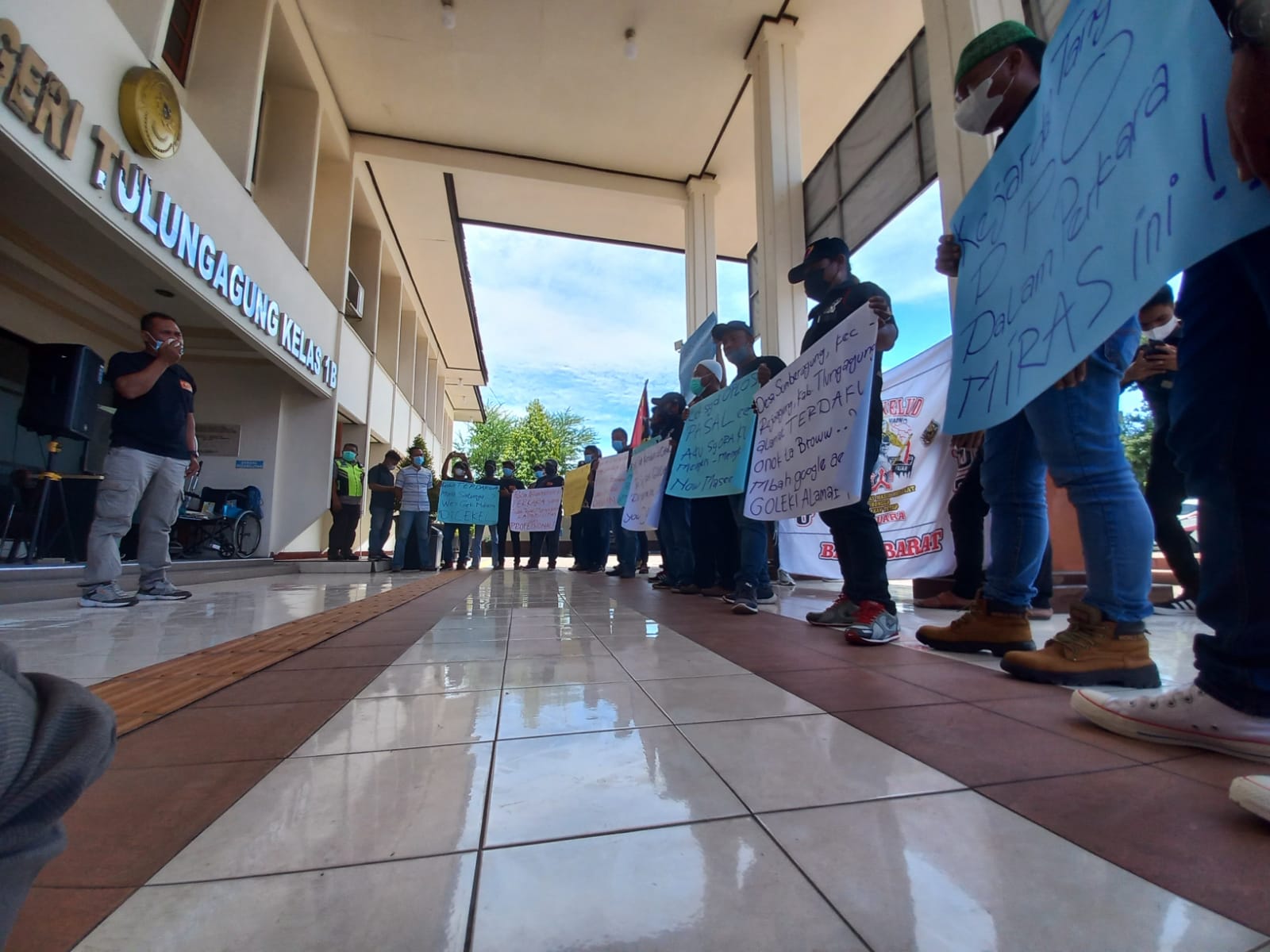GPI Gelar Aksi Di Depan PN Tulungagung, Pertanyakan Proses Hukum Penjual Miras