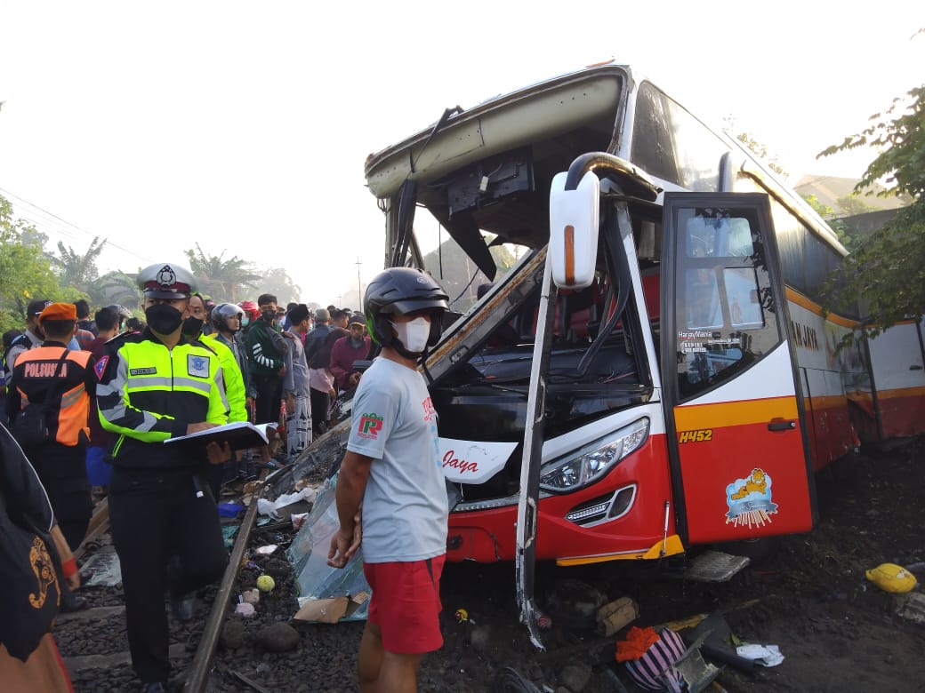 Breaking News : Bus Tertabrak Kereta, Data Sementara 4 Orang Meninggal