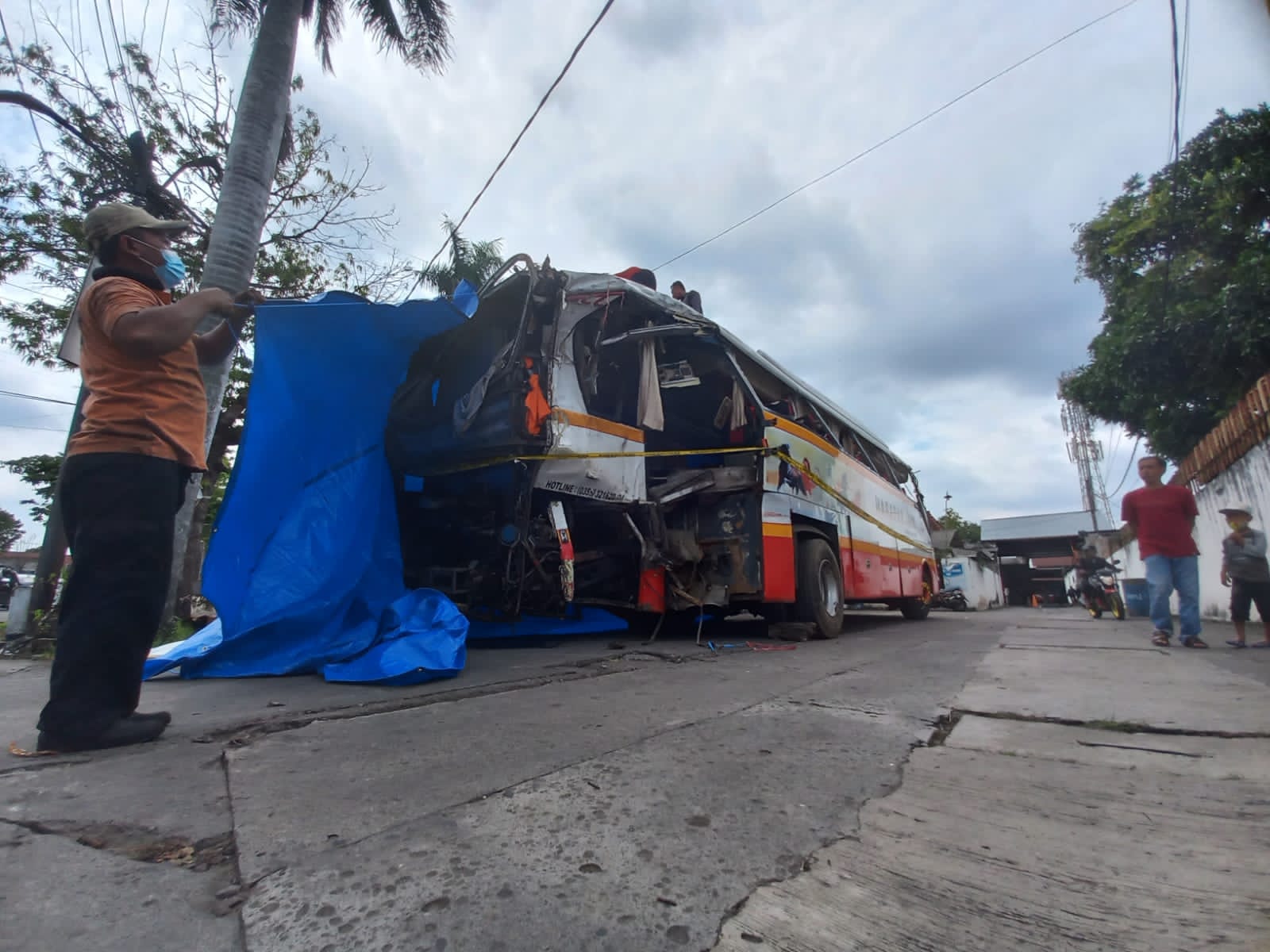 Laka Bus VS KA, Polisi Amankan Dan Periksa Pengemudi Bus