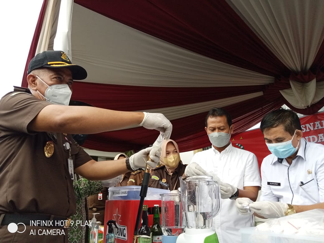 Kejaksaan Negeri Tulungagung Gilas Ribuan Botol Miras