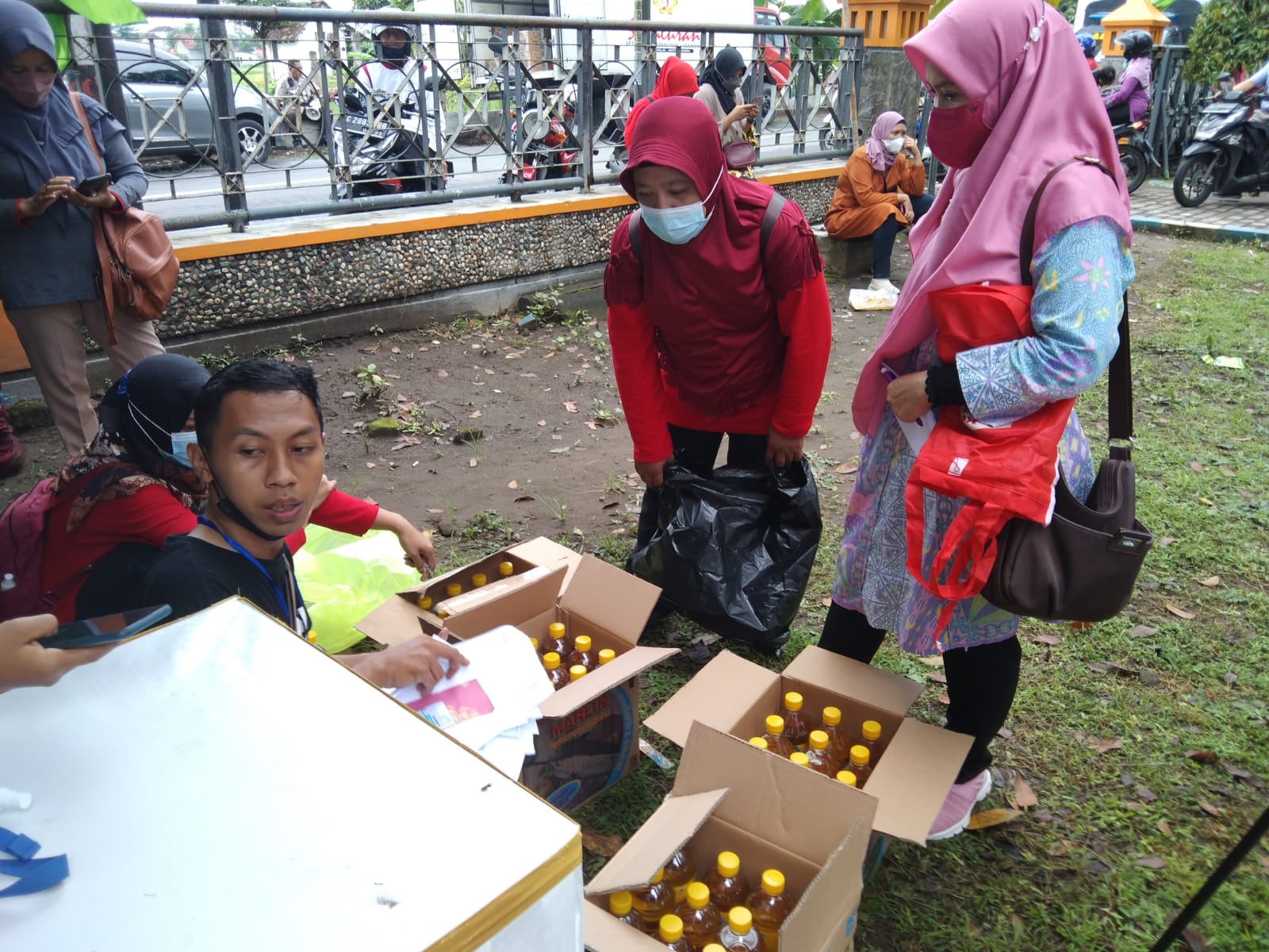 Minyak Goreng Murah Pakai Kupon, Warga Kesulitan, ASN Tulungagung Melimpah