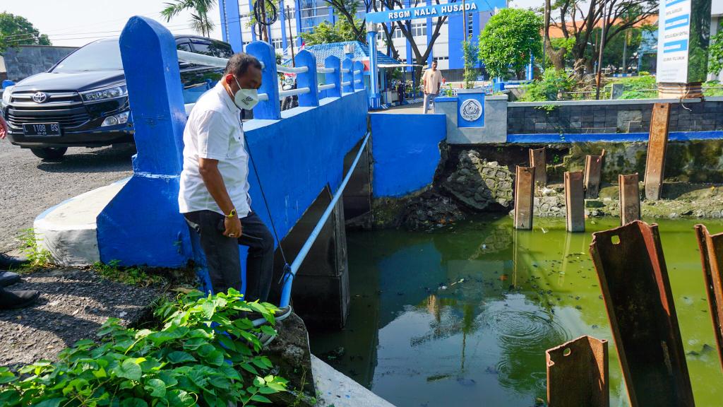 Plengsengan Tergerus sebagian Jalan Ambles, Wawali Armuji Sidak Lokasi