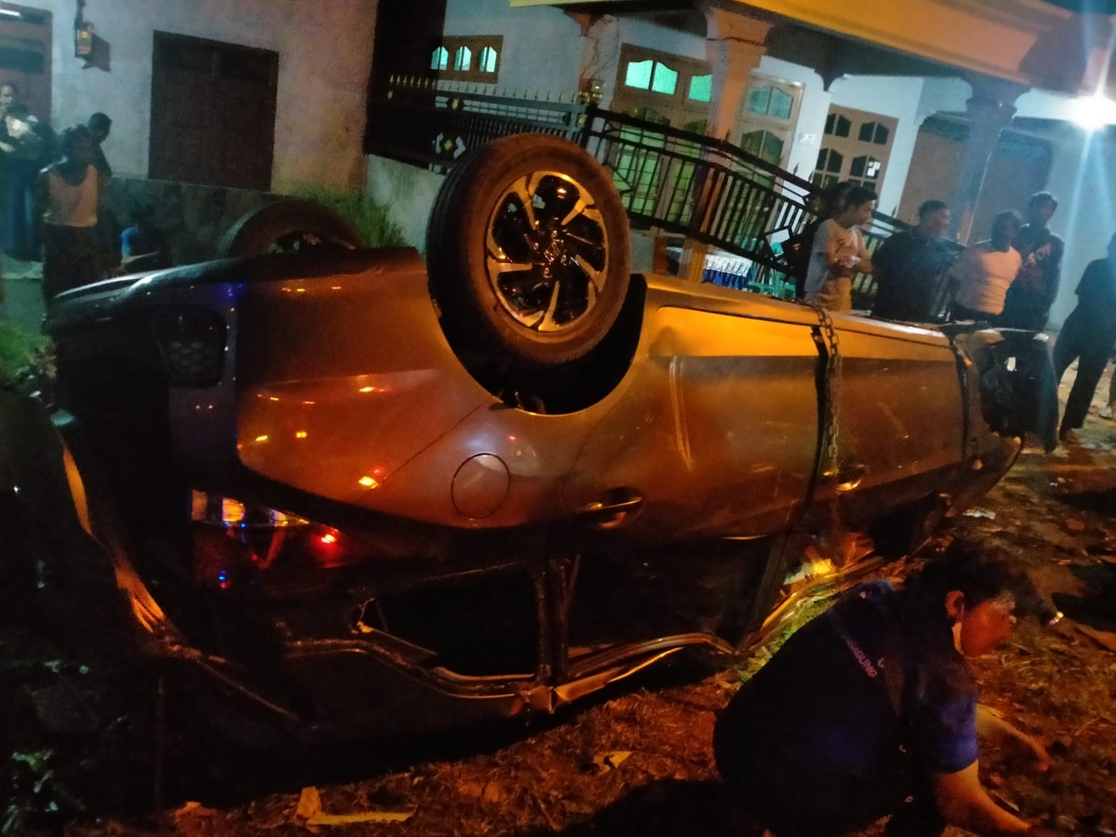 Mobil Tabrak Tiang Lampu, satu Penumpang Tewas Di Tempat