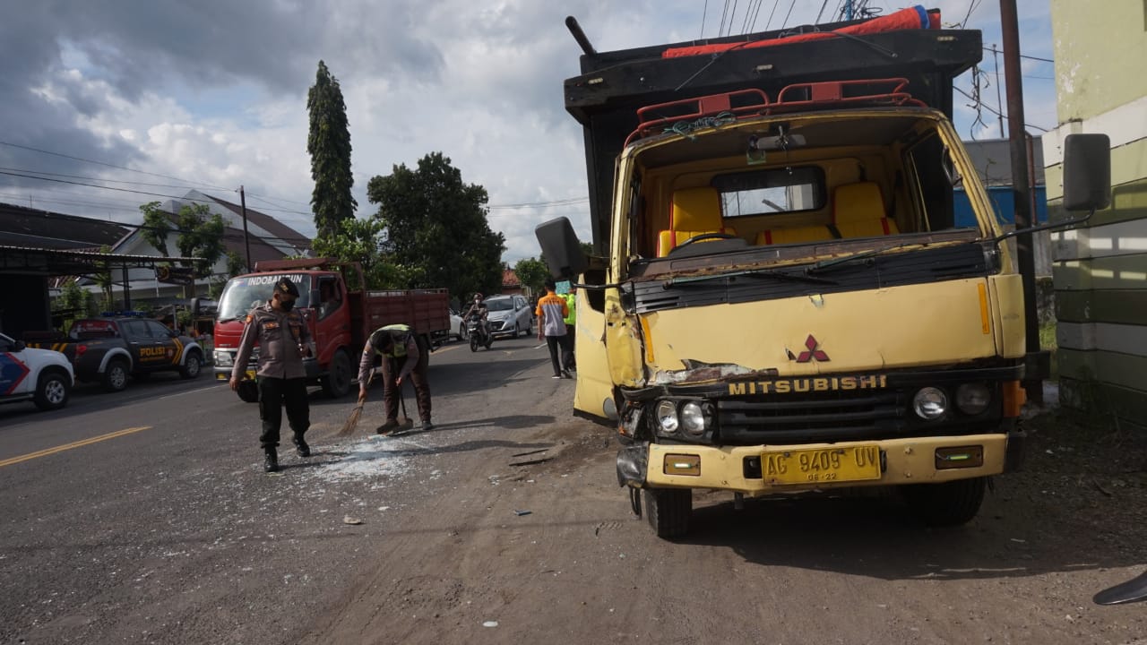 Tabrakan Beruntun Truk VS Mobil, Sopir Truk Terjepit Body