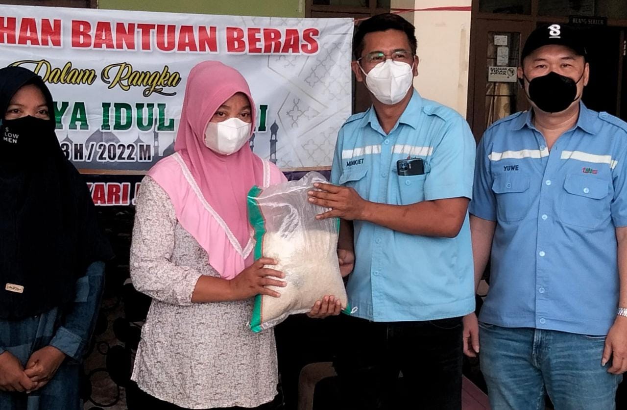 Senyum Emak-emak di Probolinggo, Terima Paket Beras Lewat CSR