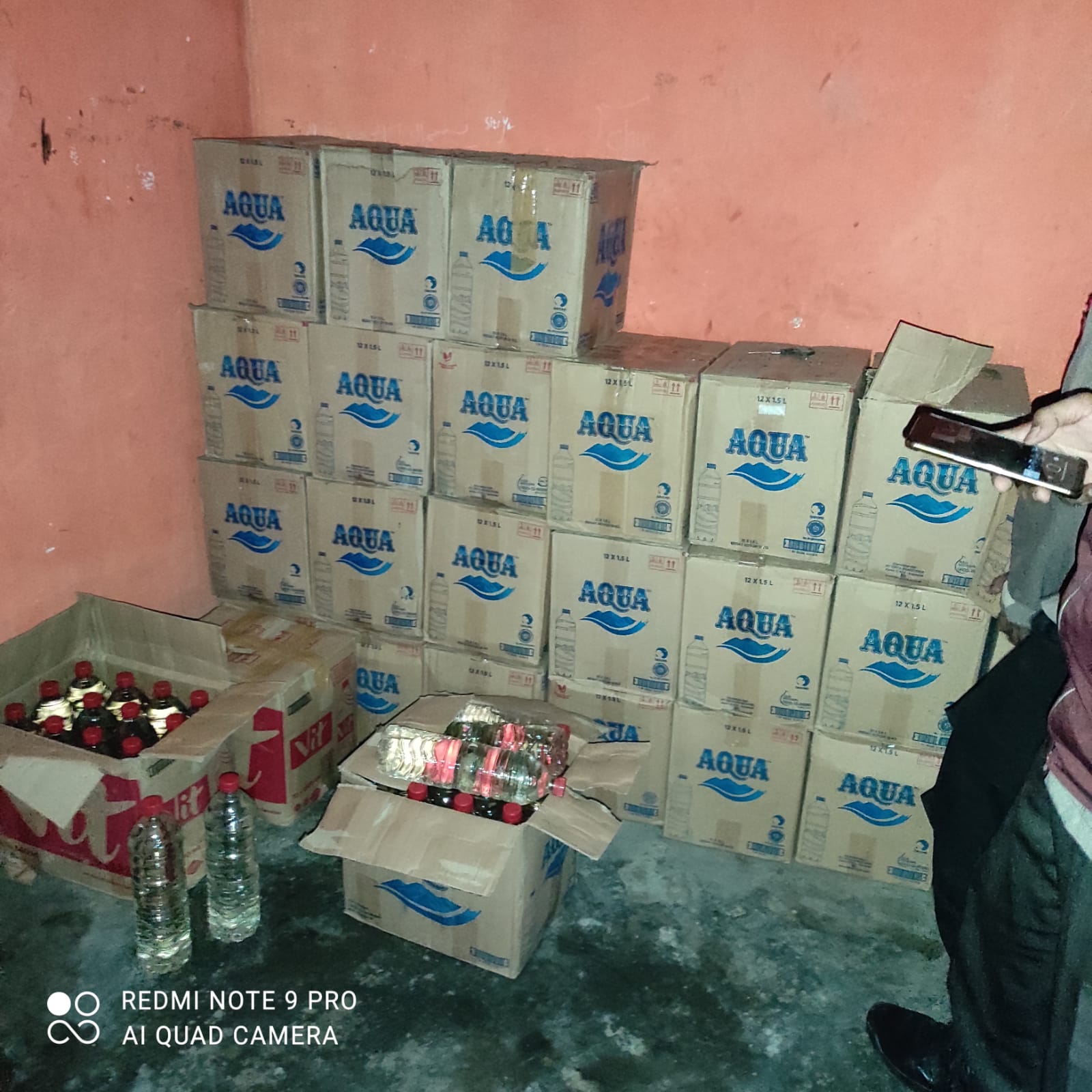 Kompak, Warga dan Polisi di Tulungagung Gerebek Gudang Miras Berkedok Kos-kosan