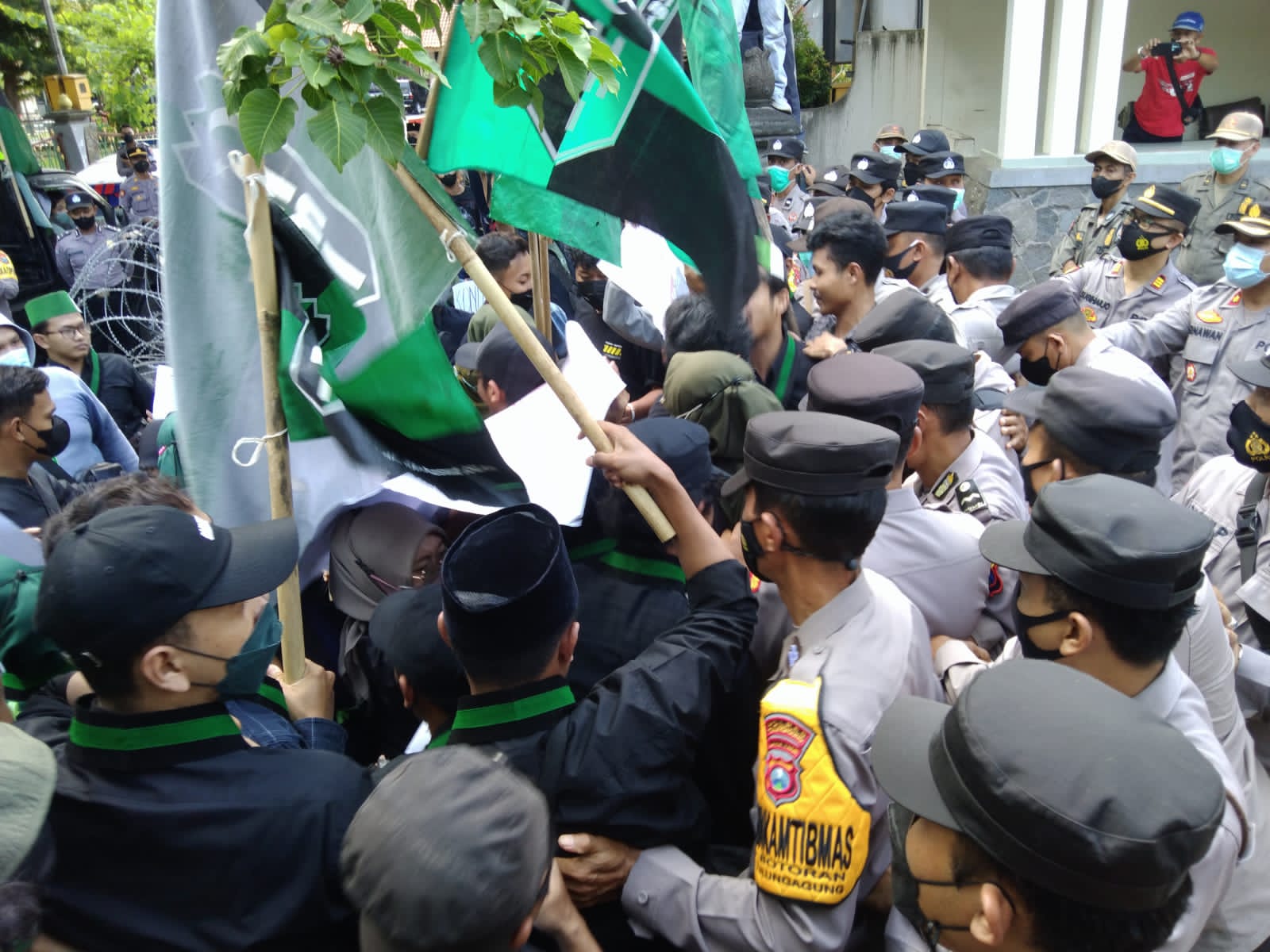 Sehari, DPRD Tulungagung Didemo 2 Kali, Saling Dorong Hingga Bakar Ban