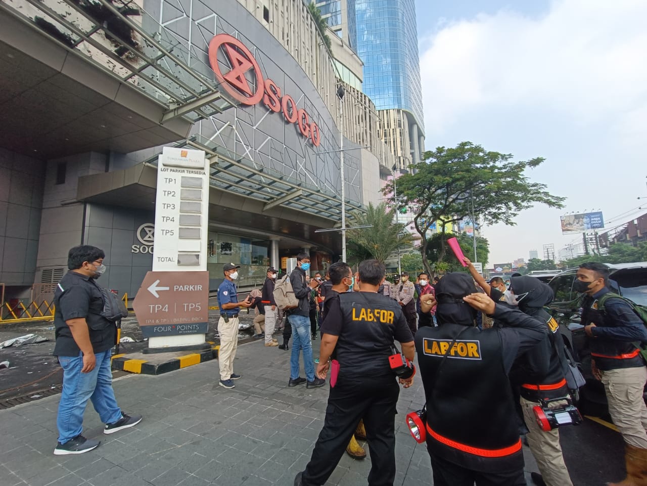 Bidlabfor Polda Jatim Mulai Selidiki Kebakaran Tunjungan Plaza Surabaya